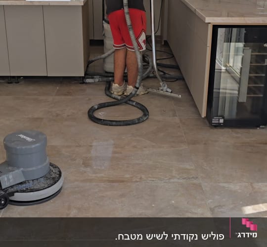 מכונת ניקוי רצפה ואדם בעבודה